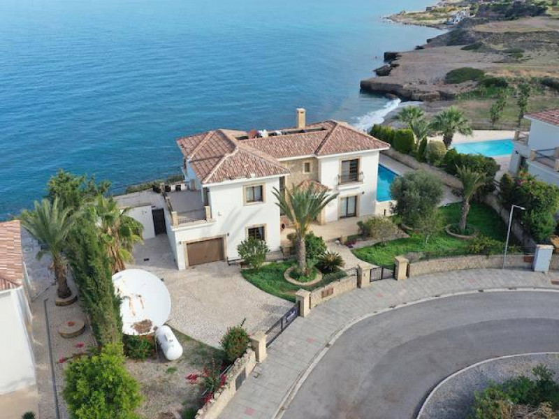 Esentepe'de 4+1 Denize Sıfır Emsalsiz Villa!